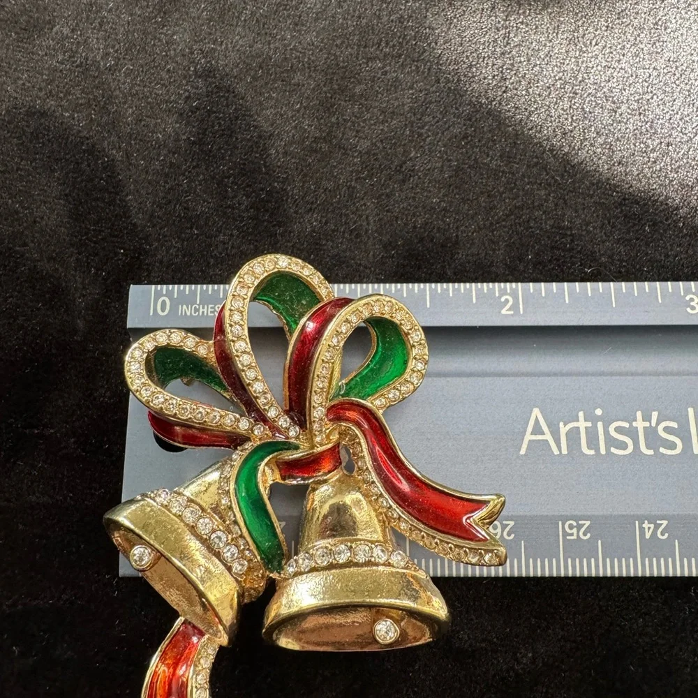 Retired Avon Christmas brooch
